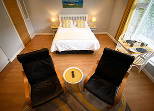 Medina Accommodation has a comfortable guest seating area and King Size Double Bed
