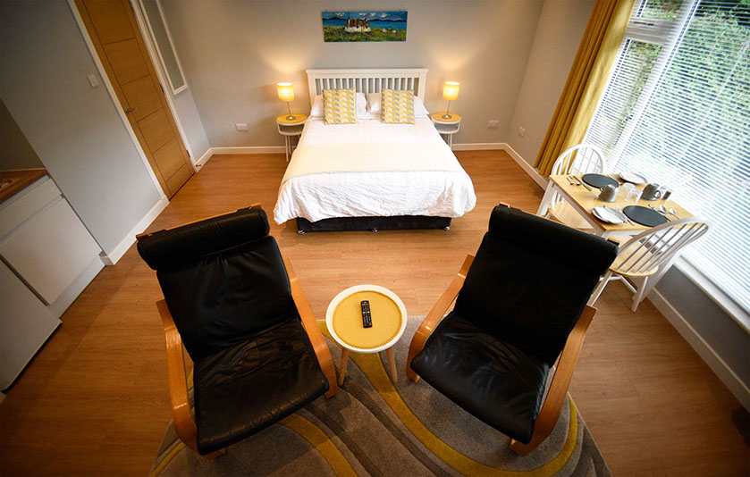 Medina Accommodation has a comfortable guest seating area and King Size Double Bed